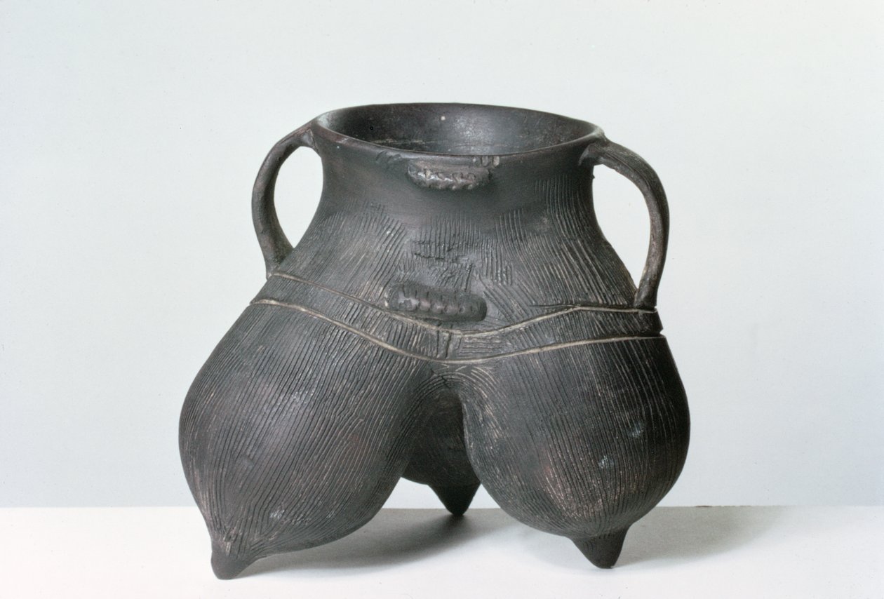 إناء ترايبود ، ثقافة لونج شان ، c.2000 قبل الميلاد (الفخار الأسود) بواسطة العصر الحجري الحديث