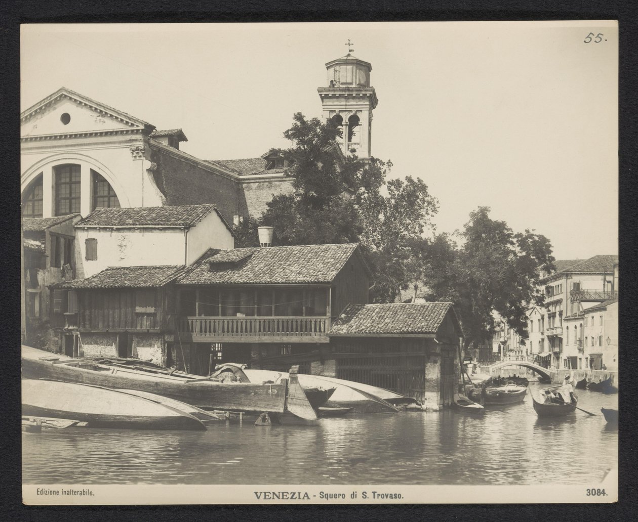 منظر لورشة الجندول في سكويرو دي سان تروفاسو في البندقية فينيسيا - Squero di S. Trovaso (العنوان على الكائن) بواسطة جمعية التصوير الفوتوغرافي الجديدة