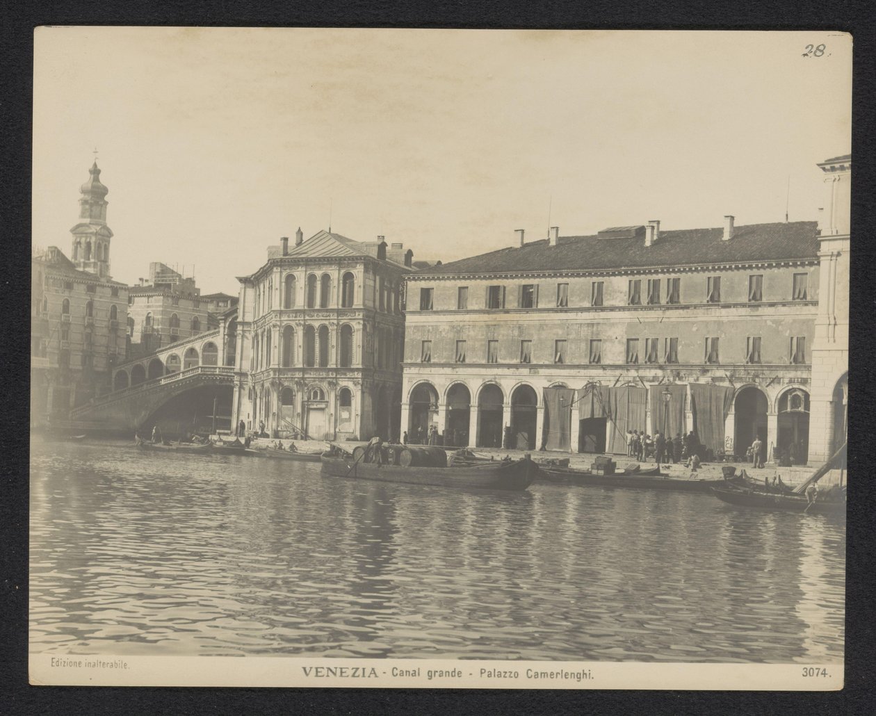 منظر لقصر Palazzo dei Camerlenghi في البندقية البندقية - القناة الكبرى - Palazzo Camerlenghi (العنوان على الجسم) بواسطة جمعية التصوير الفوتوغرافي الجديدة