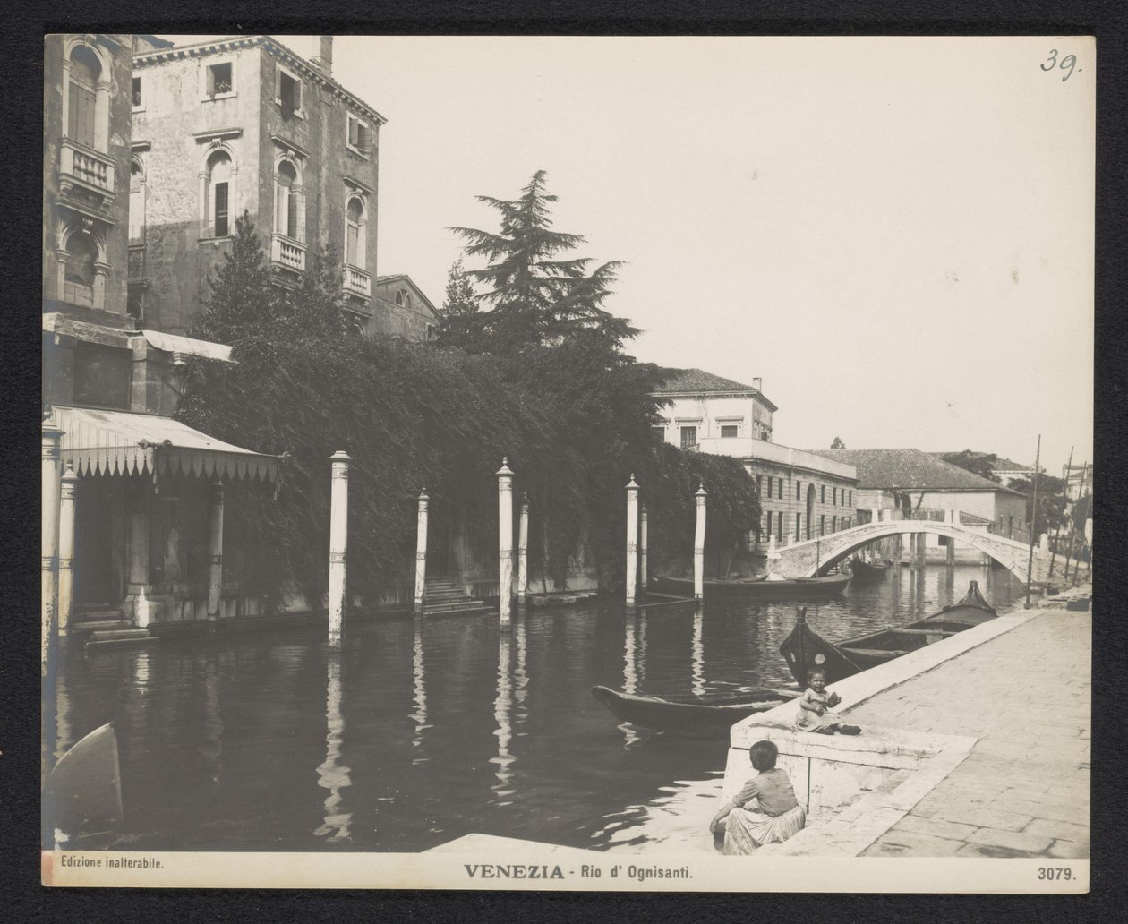 Rio dei Ognissanti te Venetië البندقية - ريو دي أوغنيسانتي (العنوان على الجسم) بواسطة جمعية التصوير الفوتوغرافي الجديدة