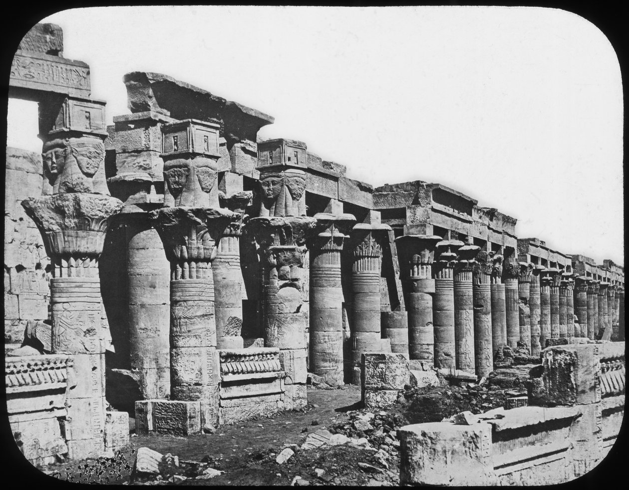 الرواق ، معبد فيلة ، مصر ، c1890 بواسطة نيوتن وشركاه