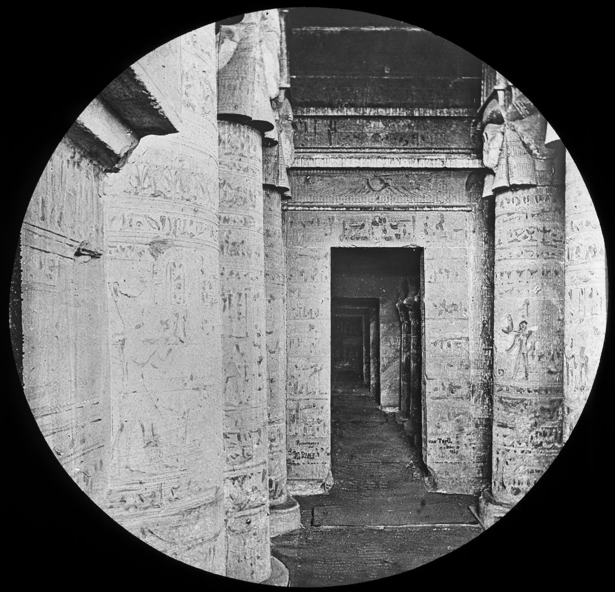 داخل معبد دندرة ، مصر ، c1890 بواسطة نيوتن وشركاه