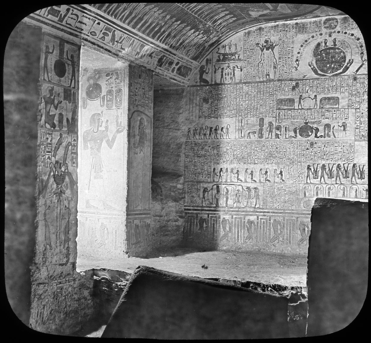 تابوت وغرفة دفن رمسيس السادس ، وادي الملوك ، مصر ، c1890 بواسطة نيوتن وشركاه
