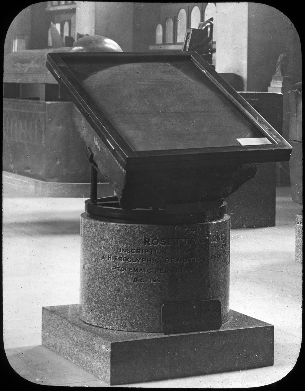 The Rosetta Stone ، المتحف البريطاني ، لندن ، c1890 بواسطة نيوتن وشركاه