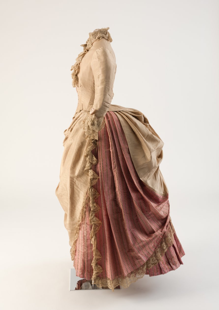 Biscuit and rose-coloured silk day dress بواسطة نيكولسون ووردلي