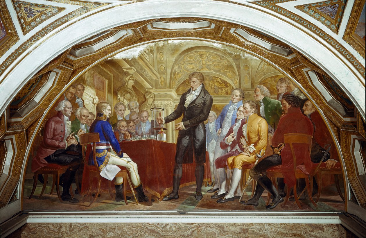 قدم أليساندرو (ألكسندر) فولتا (1745-1827) في عام 1801 للقنصل نابليون بونابرت (1769-1821) في المعهد الوطني الفرنسي نتائج تجاربه التي مكنته من اختراع البطارية الكهربائية Derriere Napoleon ، من قبل العلماء الفرنسيين بواسطة نقولا Cianfanelli
