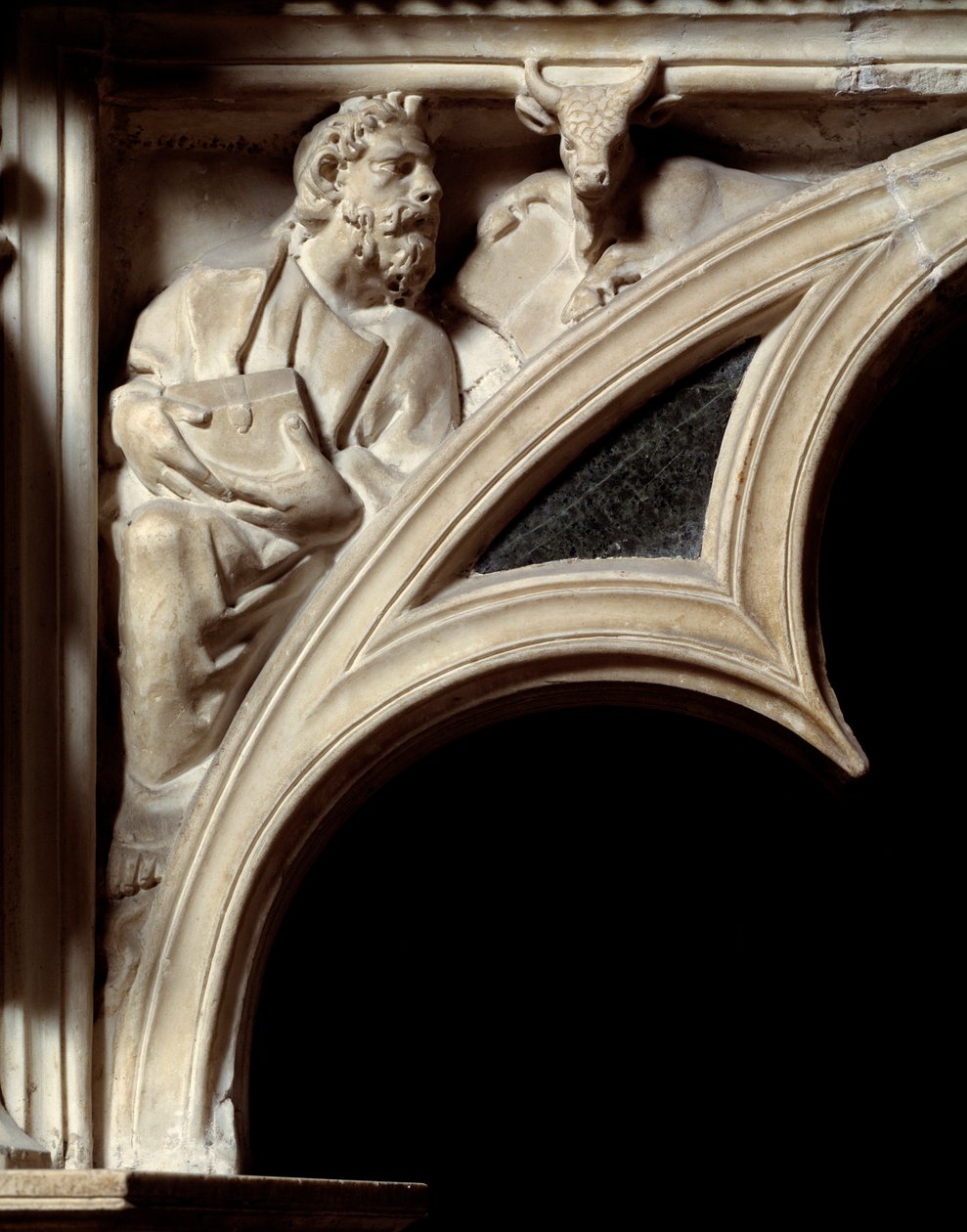 Gothic Art: Saint Luke Evangelist, detail of the arches of the marble pulpit بواسطة نيكولا بيسانو