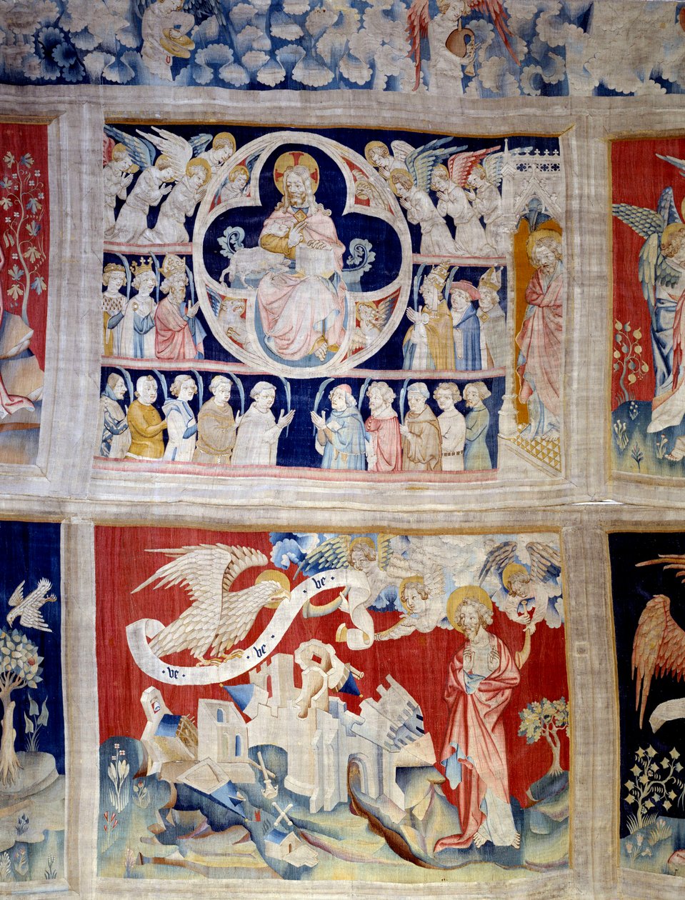 ستارة الوحي (1373-1383) ، ن. 13: الله والحمل رمز المسيح. أدناه ، ن. 20 ، الملائكة الثلاثة يحررون القوى. نسيج لنيكولاس باتاي (1330-1405) بواسطة نيكولاس باتايل