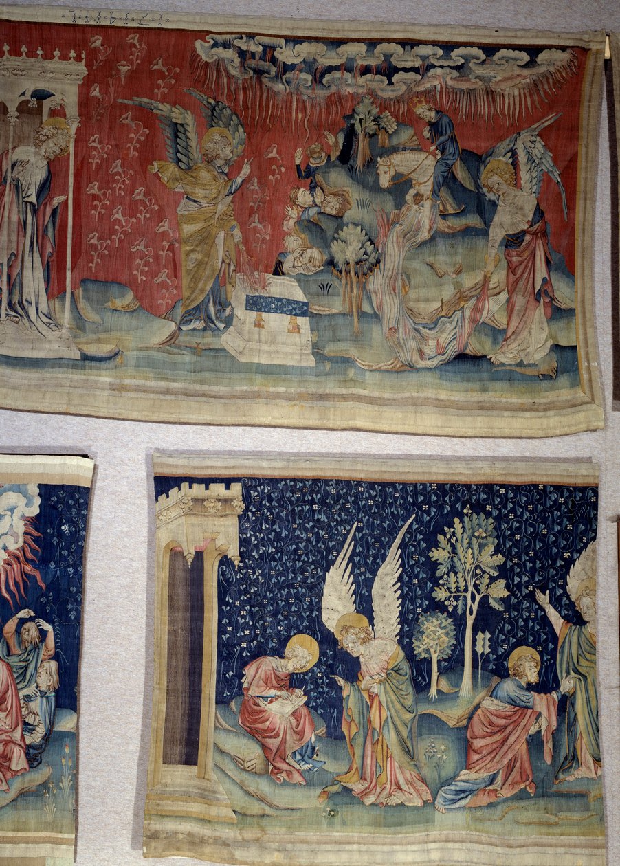 تعليق الوحي (1373-1383) ، ن. 61: سكب الملاك الخامس قنّته على برميل البيت ، والسادس فارغ على نهر الفرات. أدناه ، ن. 70 ، رفيق الخدمة يملي على القديس يوحنا وينصحه أن يعبد الله وليس له. نسيج من ني بواسطة نيكولاس باتايل