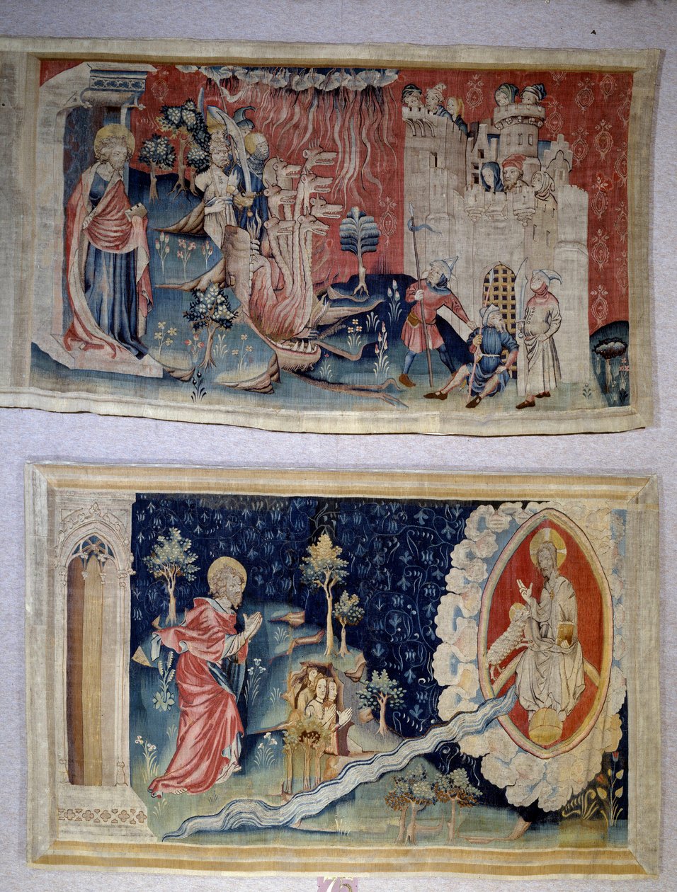 تعليق الوحي (1373-1383) ، ن. 72: الشيطان يحاصر المدينة. ن. 74: القديس يوحنا قبل المسيح. نسيج لنيكولاس باتاي (1330-1405) بواسطة نيكولاس باتايل