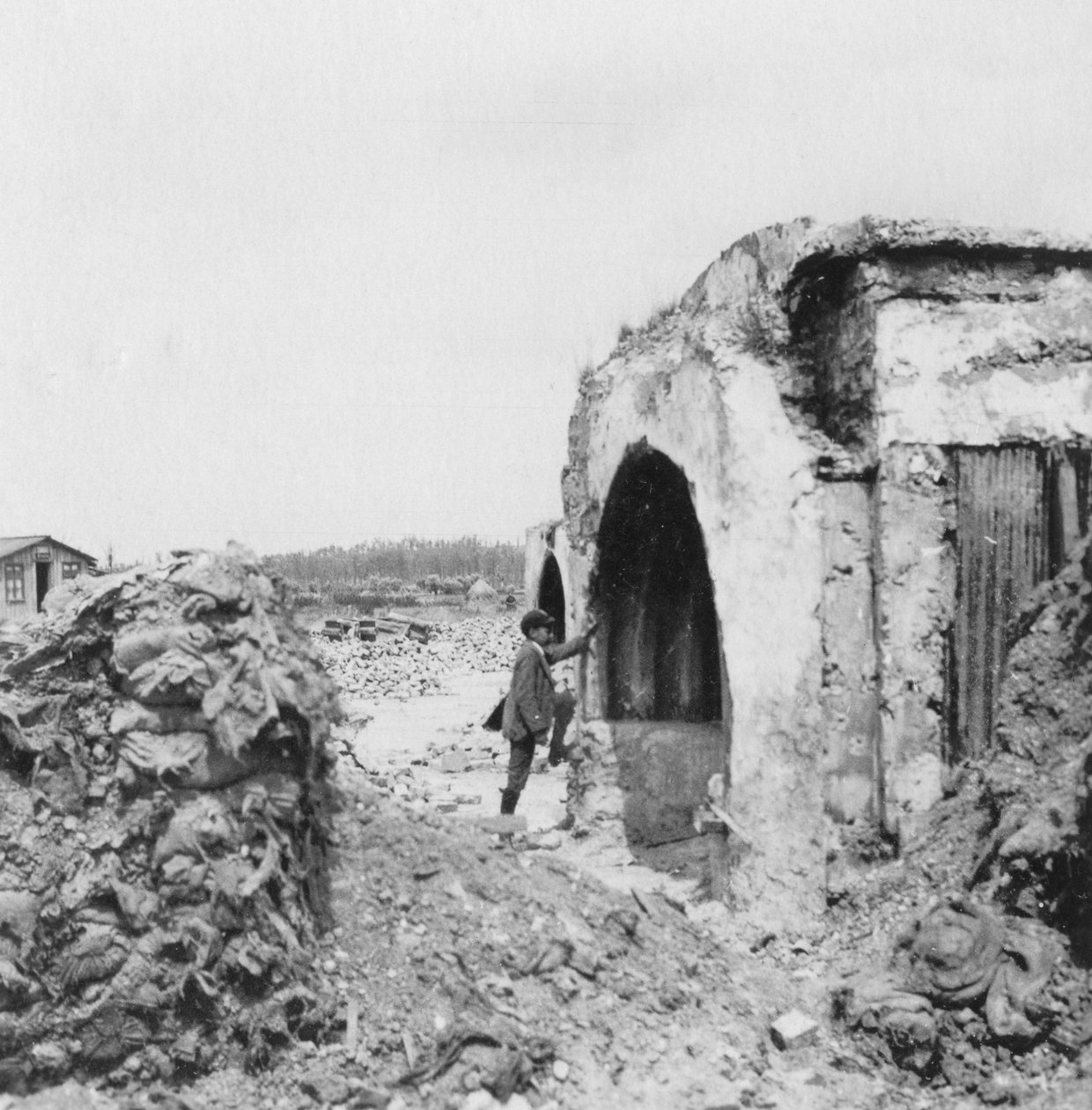 مخبأ مصنوع من الخرسانة ومبطن بالحديد المموج ، الحرب العالمية الأولى ، c1914-c1918 بواسطة العندليب وشركاه