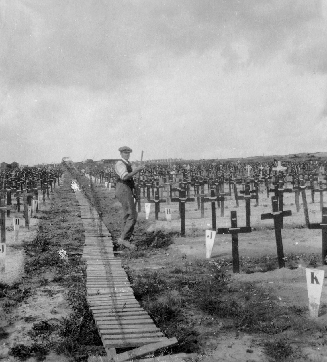 مقبرة Hooge Crater ، بالقرب من Ypres ، بلجيكا ، الحرب العالمية الأولى ، c1917-c1918 بواسطة العندليب وشركاه