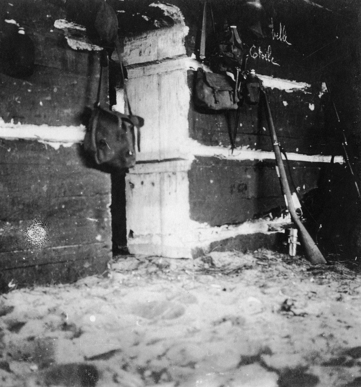 داخل مخبأ ألماني ، الحرب العالمية الأولى ، c1914-c1918. بواسطة العندليب وشركاه