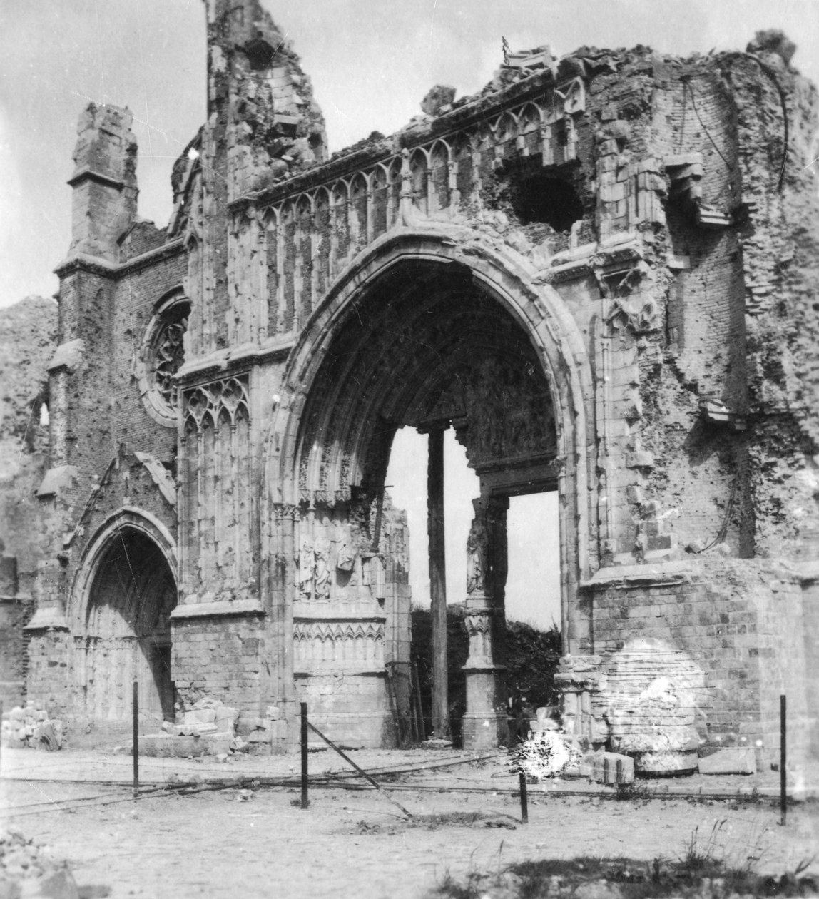 أطلال الكاتدرائية ، إبرس ، بلجيكا ، الحرب العالمية الأولى ، c1914-c1918 بواسطة العندليب وشركاه