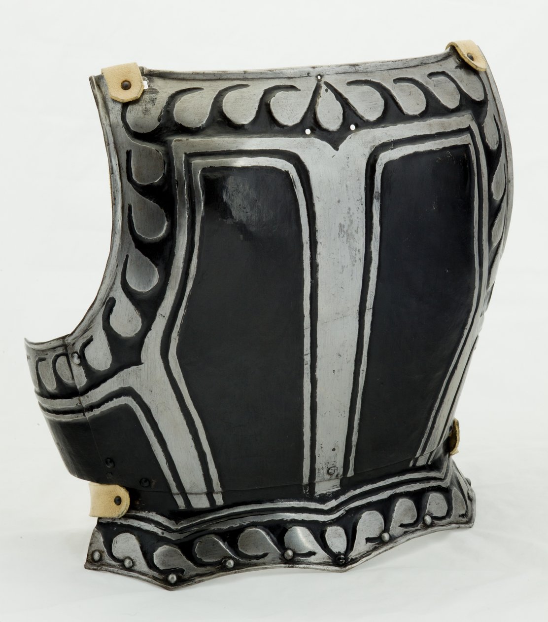 Backplate، c.1580 (الفولاذ المطلي بالجلد الحديث) بواسطة مدرسة شمال المانيا