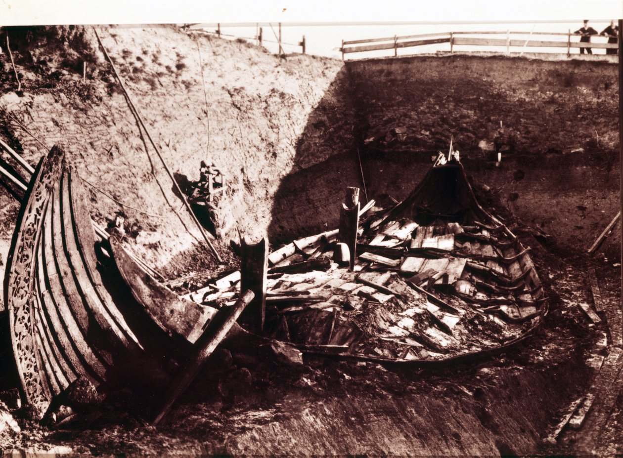 تم اكتشاف التنقيب عن السفينة الطويلة Oseberg Viking في القرن التاسع في النرويج ، 1904 بواسطة مصور نرويجي