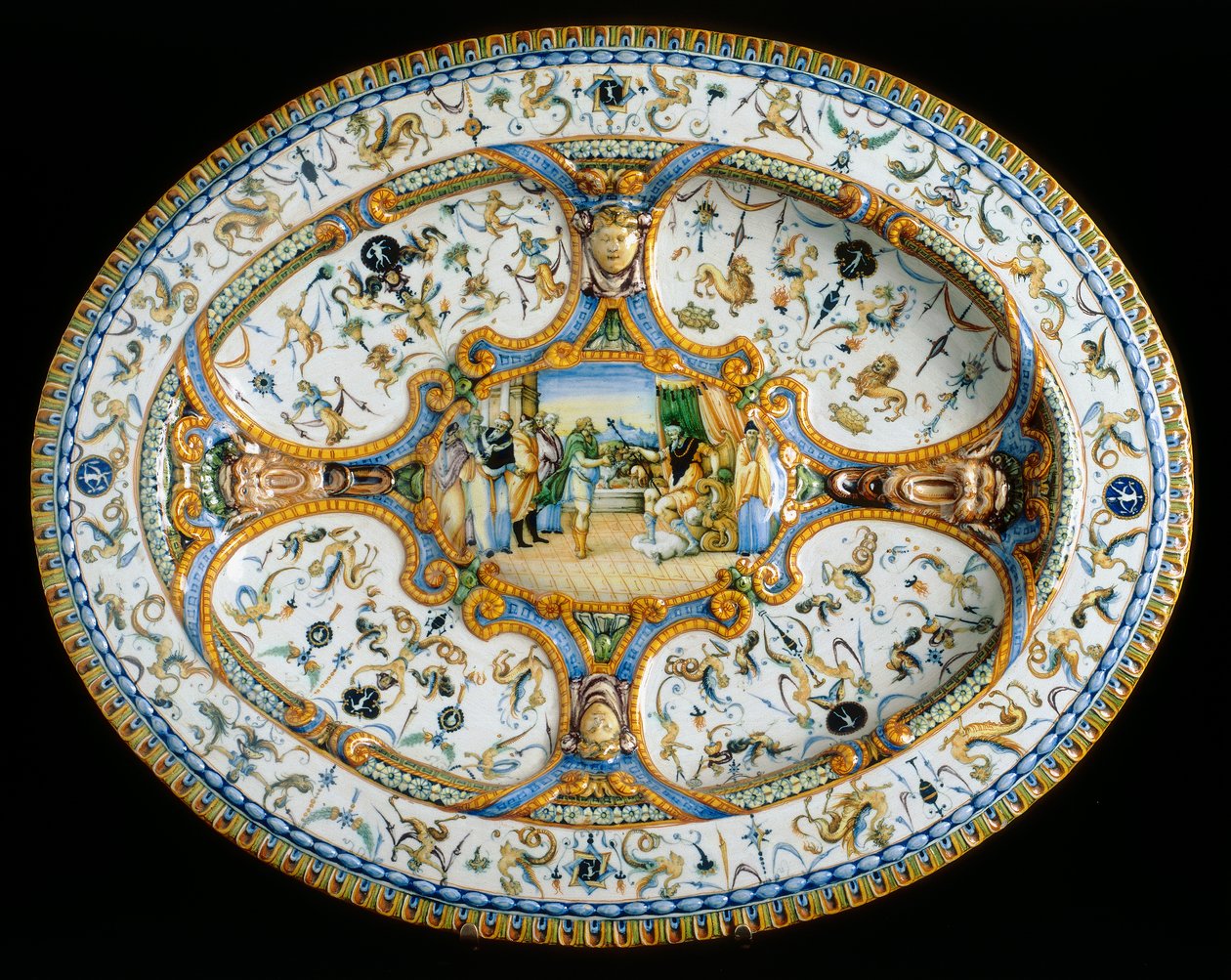 صينية مع grotesques من ورشة Orazio Fontana محفوظة في Museo Nazionale del Bargello ، فلورنسا بواسطة أورازيو (ورشة عمل) فونتانا