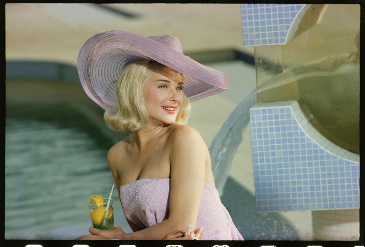 Hope Lange التقطت الصور بجانب المسبح بواسطة أورلاندو سويرو