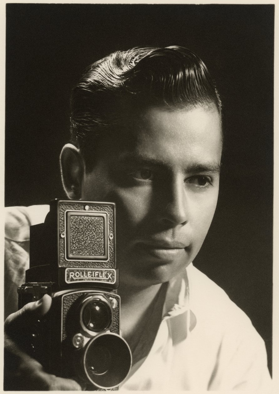 بورتريه أورلاندو سويرو مع كاميرا Rolleiflex ، حوالي 1954 (صورة بالأبيض والأسود) بواسطة أورلاندو سويرو