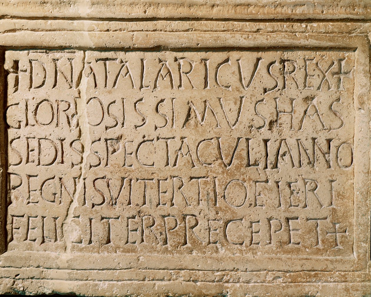 Barbarian civilization: inscription dating from the reign of King Ostrogoth Athalaric (516-534 AD) testimoning to the existence of a theatre in Ticinum (present-day Pavia). 6th century. Musei Civici, Sezione Archeologia, Pavia, Italy بواسطة القوط الشرقي القوطي