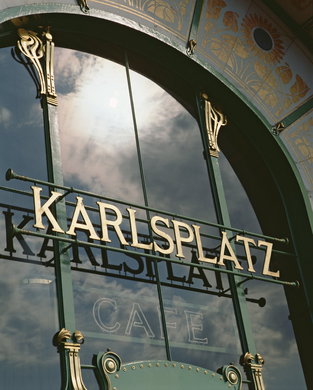 مقهى Karsplatz ، تم بناؤه عام 1899 بواسطة أوتو واجنر