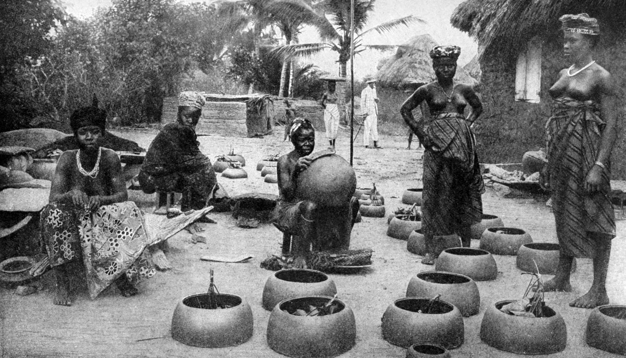 نساء فانتى يصنعون الفخار ، المينا ، غانا ، 1922. بواسطة السلطة الفلسطينية ماكان