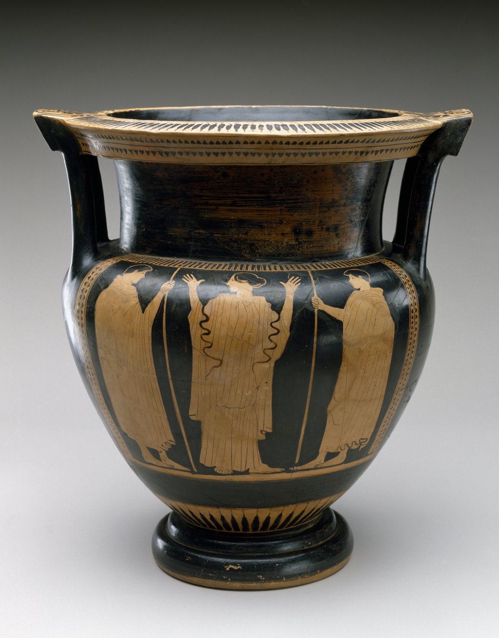 عمود الشكل الأحمر Krater مع مشهد لامرأة وشابين ، 480-460 قبل الميلاد (الطين) بواسطة الرسام سيريسكوس