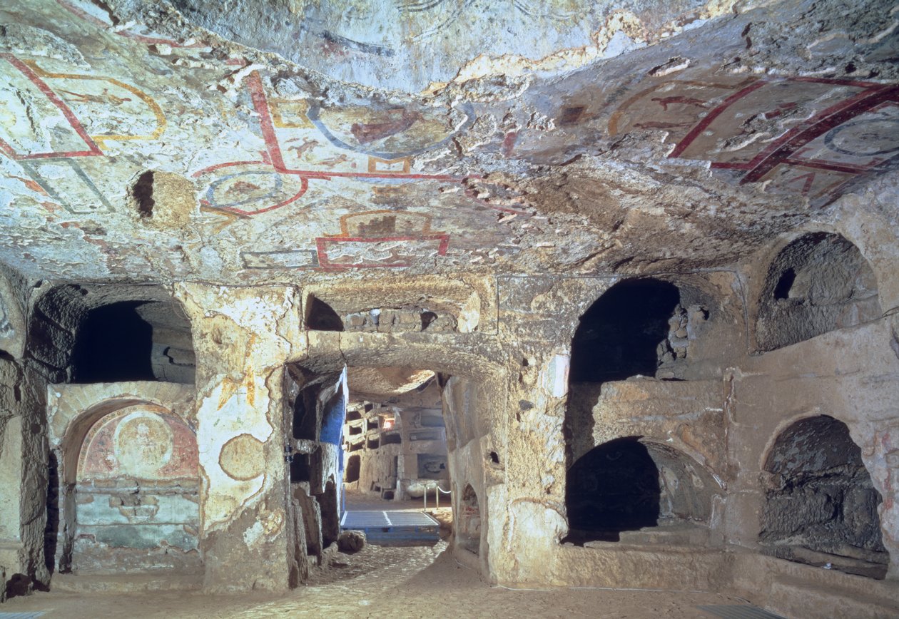 داخل حجرة سراديب الموتى مقطوعة من حجر التوفا تظهر شظايا من الزخارف الجدارية ، القرن الثاني بواسطة باليو كريستيان