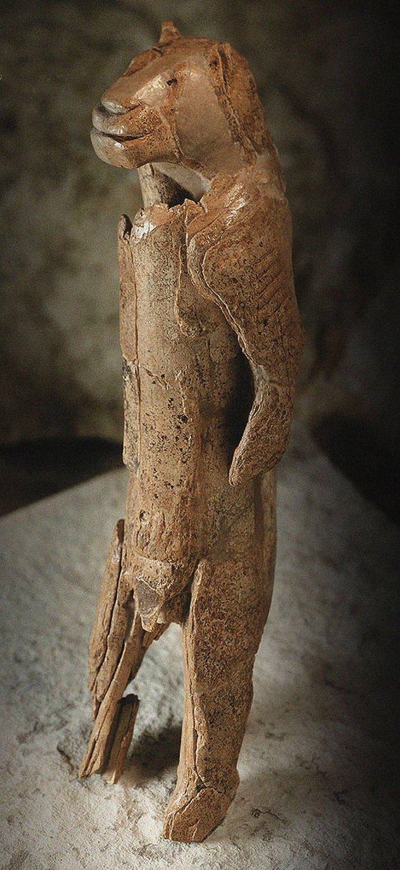 رجل الأسد ، ثقافة Aurignacian (عاج الماموث) بواسطة العصر الحجري القديم