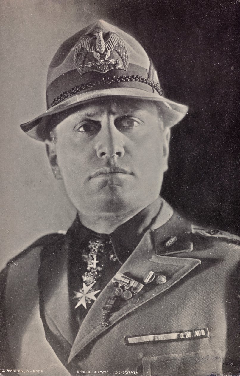 ألبوم "Duce": بينيتو موسوليني في زي ميليشيا (صورة بالأبيض والأسود) بواسطة Pandimiglio Pandimiglio