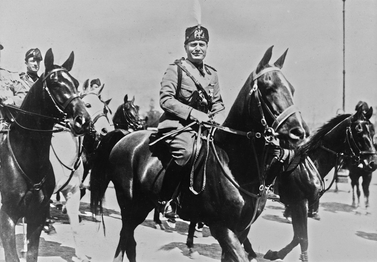 ألبوم "Duce": بينيتو موسوليني على ظهور الخيل مع حاشيته في روما (صورة أبيض وأسود) بواسطة Pandimiglio Pandimiglio