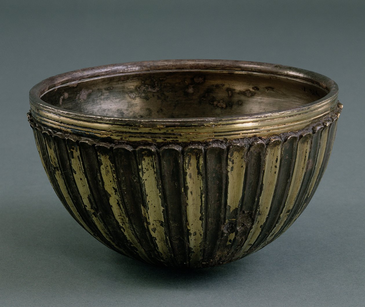 وعاء بارثي ، إيران ، c.100-200 ميلادي (مذهب فضي) بواسطة مدرسة البارثيين