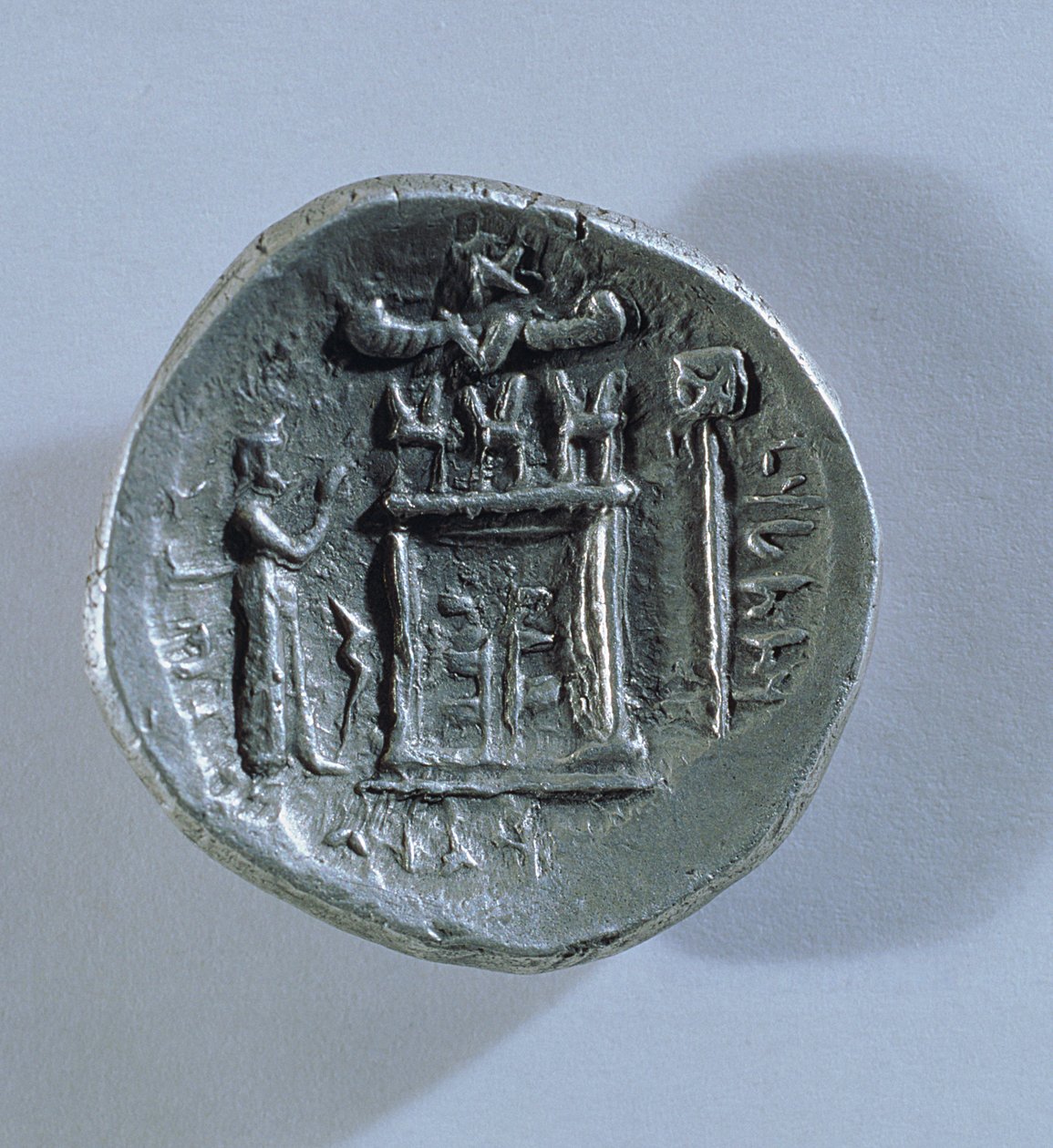 Tetradrachm of Vahbarz ، ملك فارس ، يصور مذبح النار الزرادشتية (عكسي) (انظر أيضًا 180367) بواسطة مدرسة البارثيين