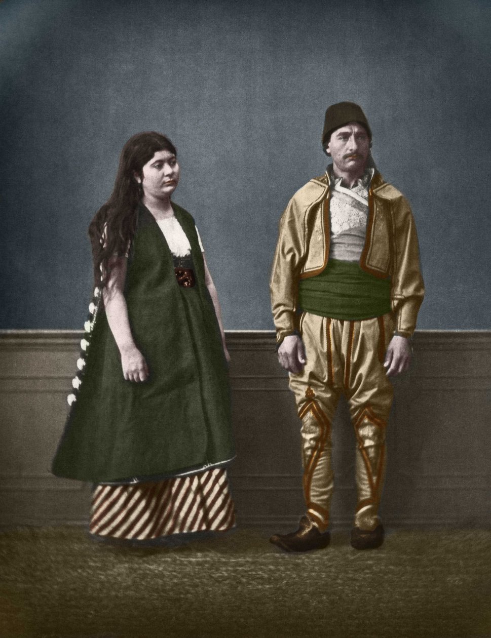 صورة لامرأة بلغارية من صوفيا ورجل بلغاري حوالي عام 1890. تصوير ملون لباسكال سباه (1838-1890). بواسطة باسكال سبا