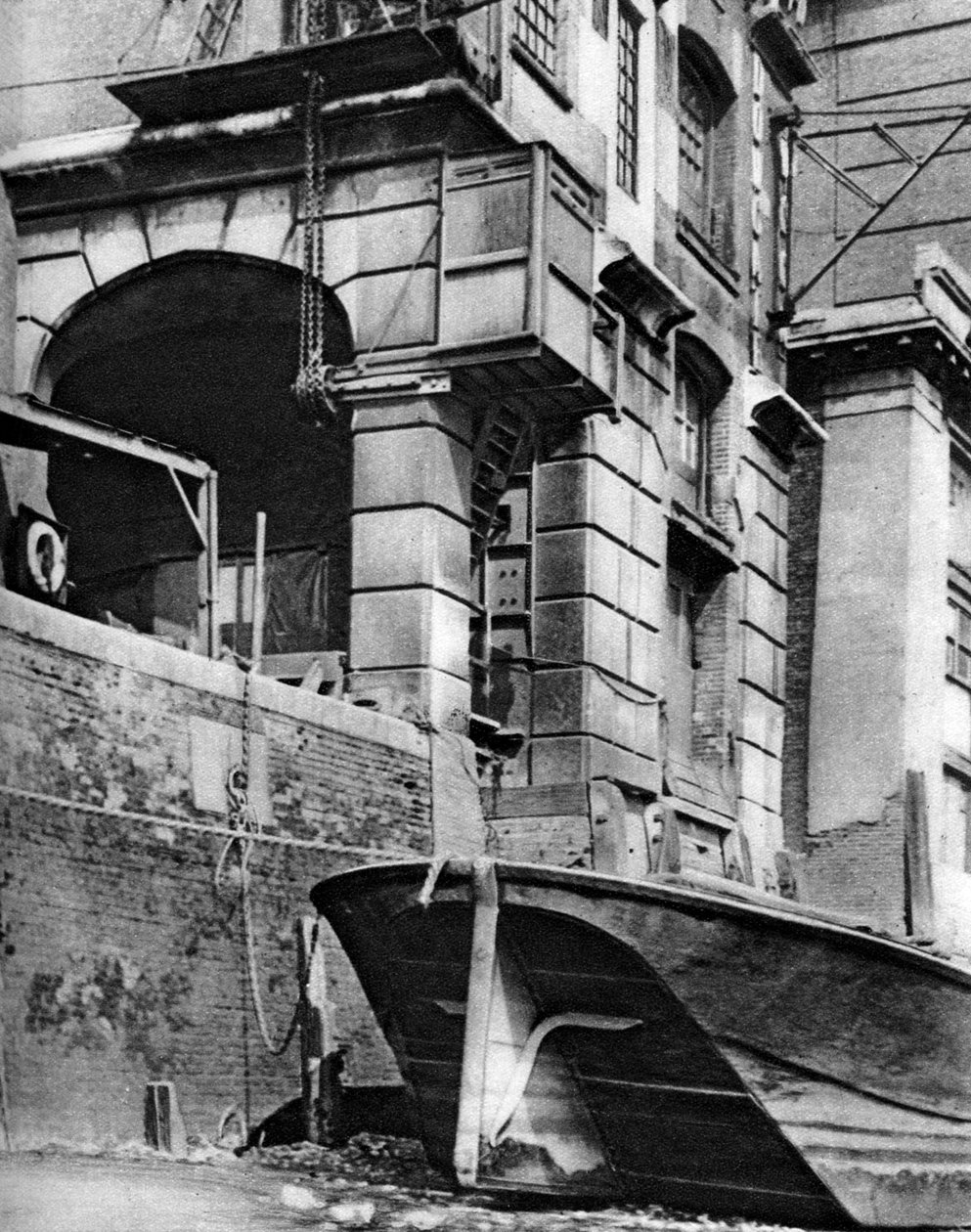 بقايا قصر تاجر مدينة جانب التايمز ، بالقرب من محطة شارع كانون ، 1926-1927 بواسطة باترسون