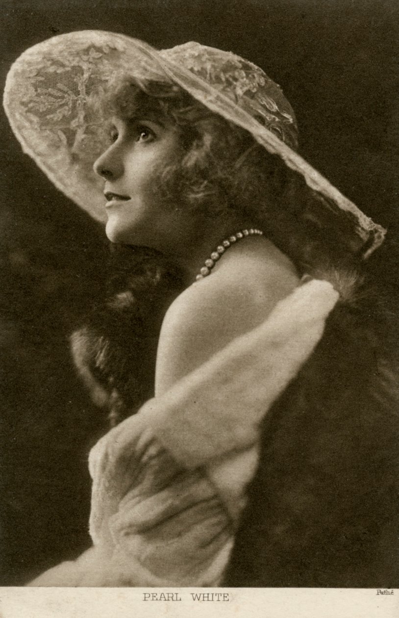 بيرل وايت ، الممثلة الأمريكية والنجمة السينمائية ، عام 1910. بواسطة العرابة