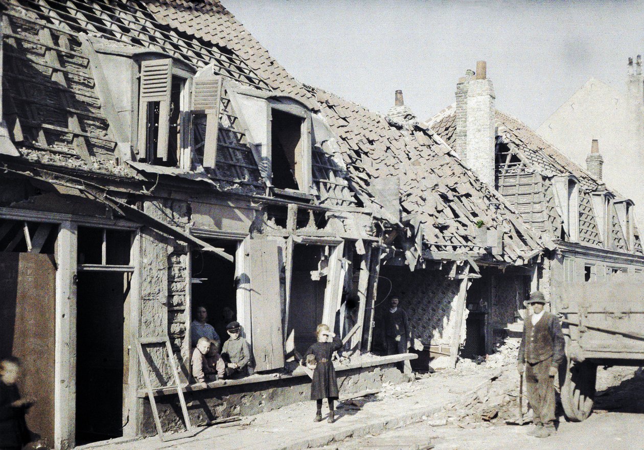 المباني المتضررة بعد تفجيرات 10 و 11 سبتمبر في بلدة Rosendaël بالقرب من Dunkirk ، منطقة Nord-Pas-de-Calais ، فرنسا ، 11 سبتمبر 1917 (autochrome) بواسطة بول كاستيلنو