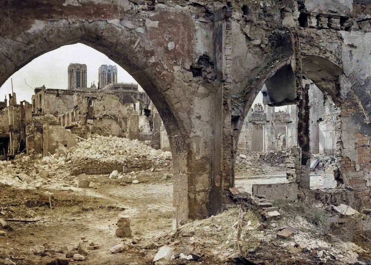 يمكن رؤية أبراج كاتدرائية Notre-Dame de Reims من خلال النوافذ التالفة لمبنى وسط المدينة ، فرنسا ، 3 أبريل 1917 (autochrome) بواسطة بول كاستيلنو