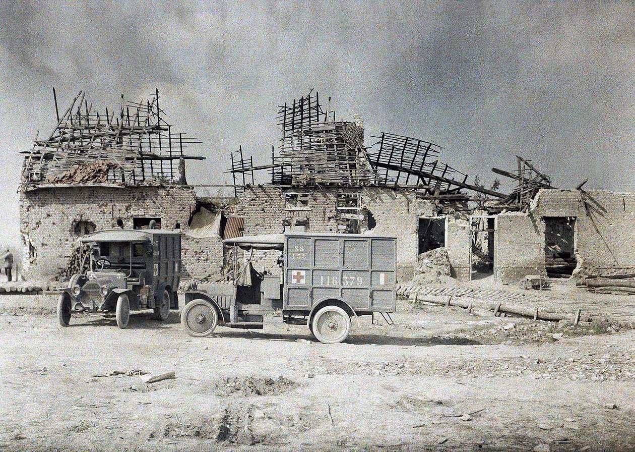 سيارتا إسعاف أمام مبنى دمرته نيران المدفعية ، بلجيكا ، 17 سبتمبر 1917 (ذاتي اللون) بواسطة بول كاستيلنو