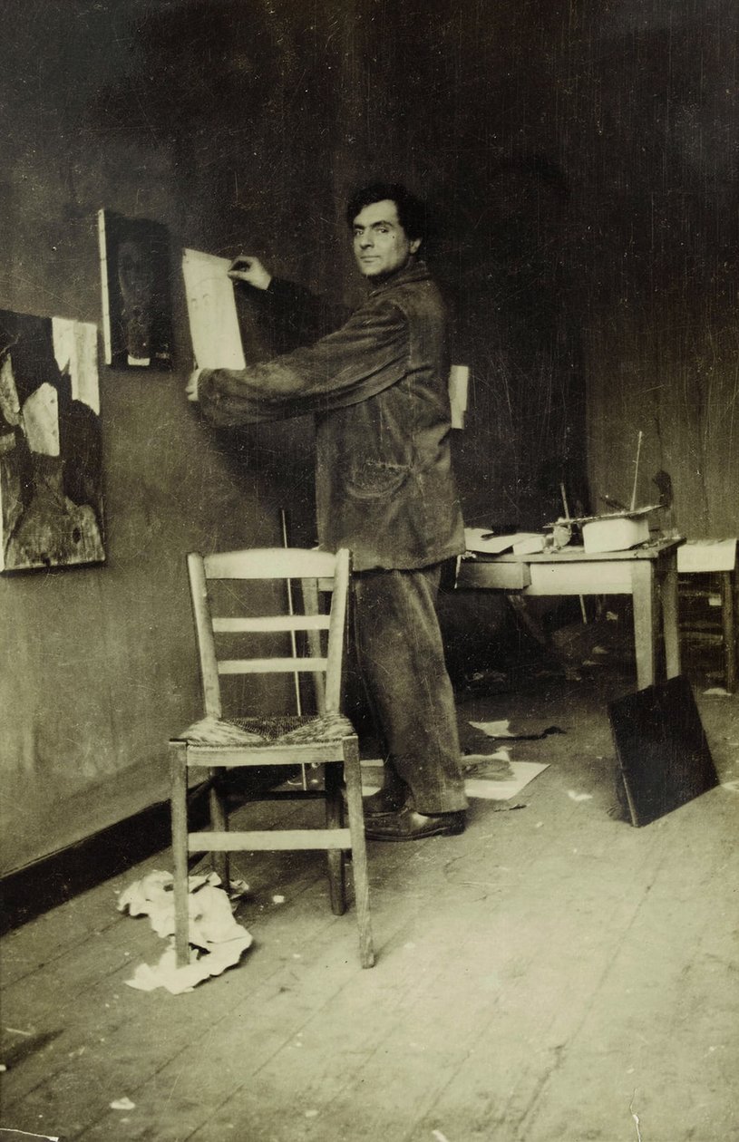 Amedeo Modigliani in his studio, c.1915 (b/w photo) بواسطة بول غيوم