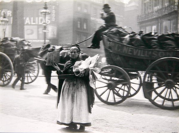 بائعة جرائد ، لندن ، حوالي عام 1890 (صورة بالأبيض والأسود) بواسطة بول مارتن