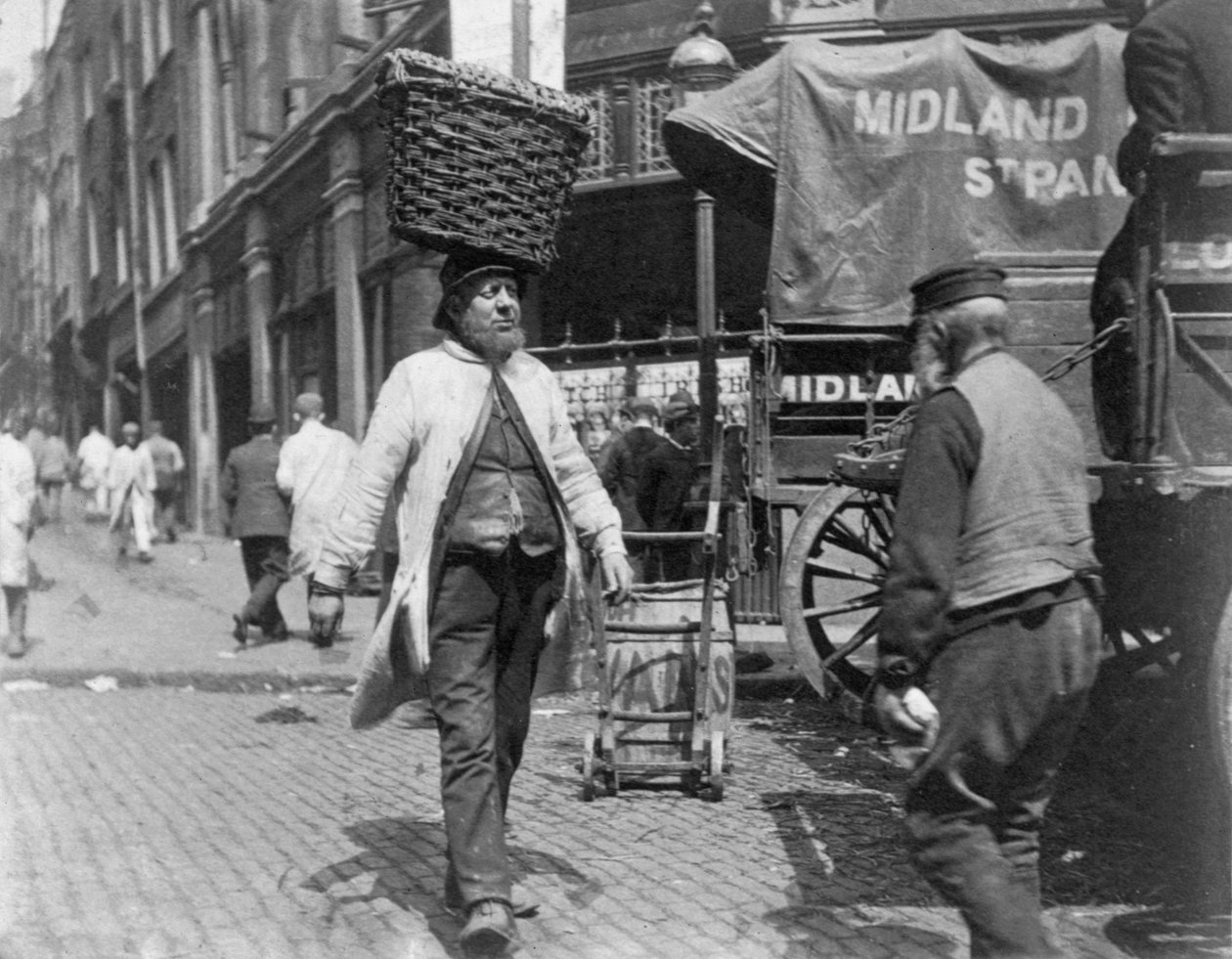حمالو الأسماك في سوق بيلينجسجيت ، لندن ، 1893. بواسطة بول مارتن