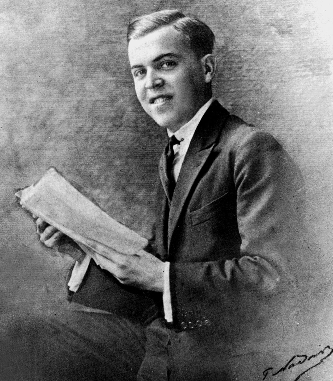 كريستيان بيرارد (1902-1949) رسام ومصمم أزياء فرنسي ، ابن عم مادلين رينو ، تصوير نادر ج. 1920 (صورة ب / ث) بواسطة بول نادر