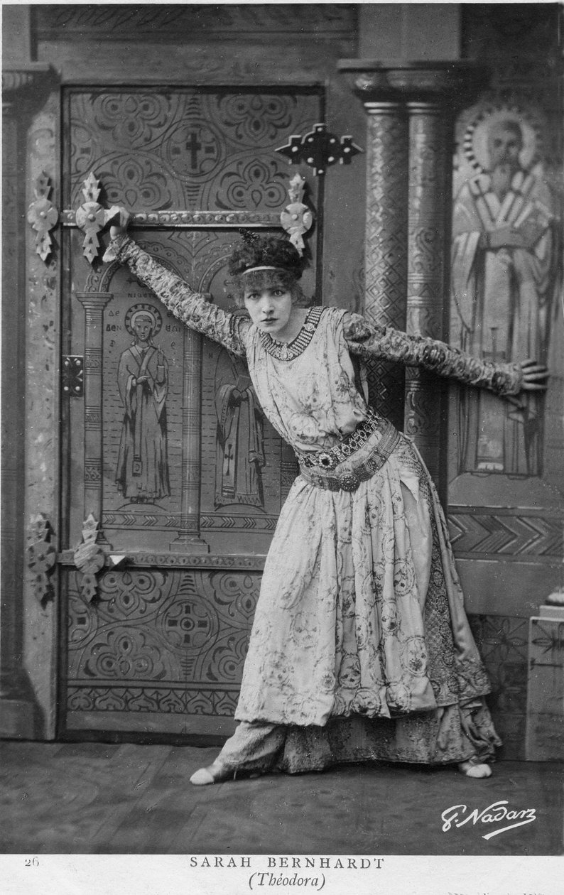 Henriette Rosine Bernard الملقب Sarah Bernhardt (1844-1923) في مشهد من "Théodora" ، لعب بواسطة Victorien Sardou في عام 1884 (صورة بالأبيض والأسود) بواسطة بول نادر