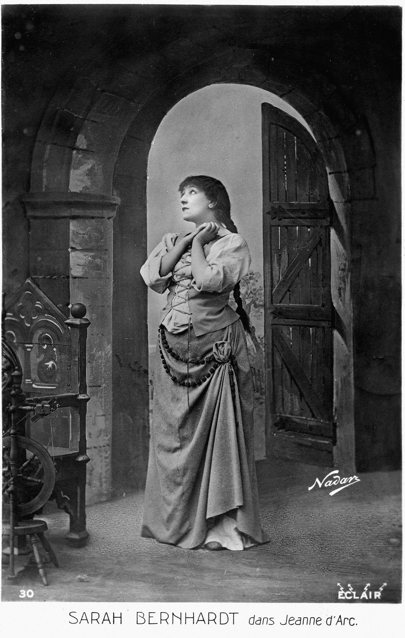 هنرييت روزين برنارد الملقب بسارة برنارد (1844-1923) في دور جان دارك مسرحية لجول باربييه بواسطة بول نادر