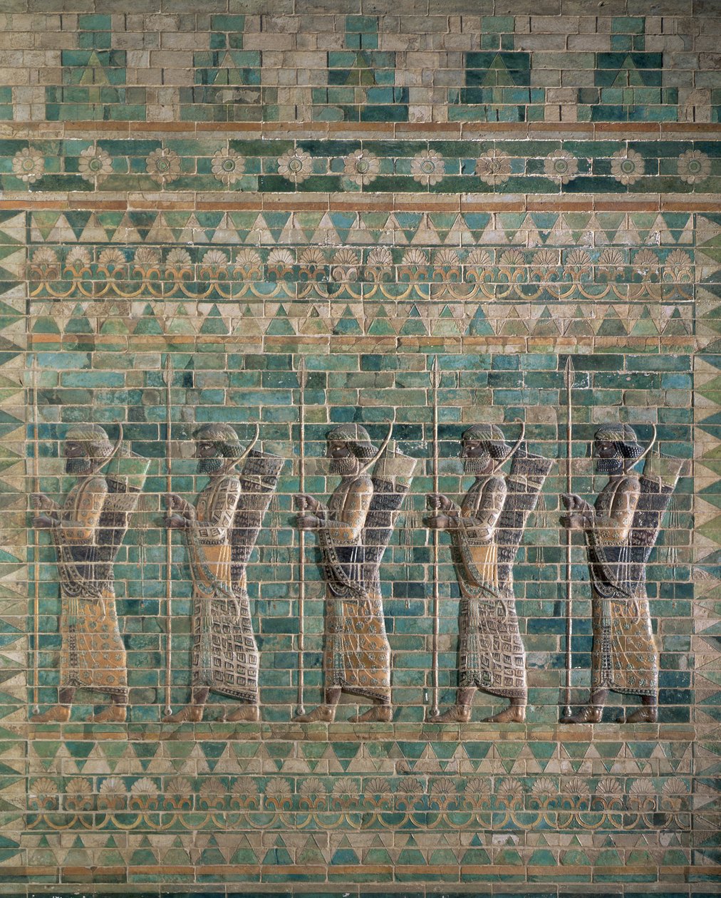إفريز من رماة حرس الملوك الفارسيين ، من قصر داريوس الكبير (548-486 قبل الميلاد) في سوسا ، إيران ، الفترة الأخمينية ، c.500 قبل الميلاد (طوب زجاجي متعدد الألوان) (انظر أيضًا 24958 و 71521) بواسطة المدرسة الفارسية