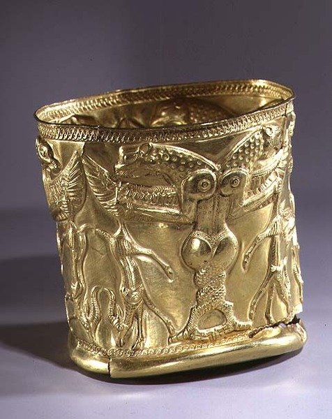 كأس مزخرف بمخلوقات أسطورية ، شمال غرب إيران ، c.1200-1100 قبل الميلاد (إلكتروم) (انظر أيضًا 229345) بواسطة المدرسة الفارسية