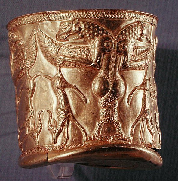 كأس مزخرف بمخلوقات أسطورية ، شمال غرب إيران ، c.1200-1100 قبل الميلاد (إلكتروم) (انظر أيضًا 65167) بواسطة المدرسة الفارسية
