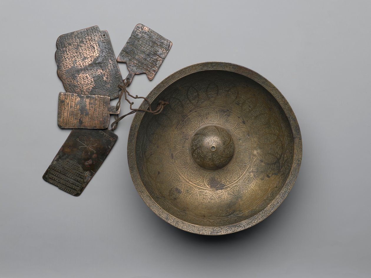 وعاء عرافة كيلد مع نقوش ، علامات زودياك وأربع صفائح ، 1679 (سبائك نحاسية) بواسطة المدرسة الفارسية