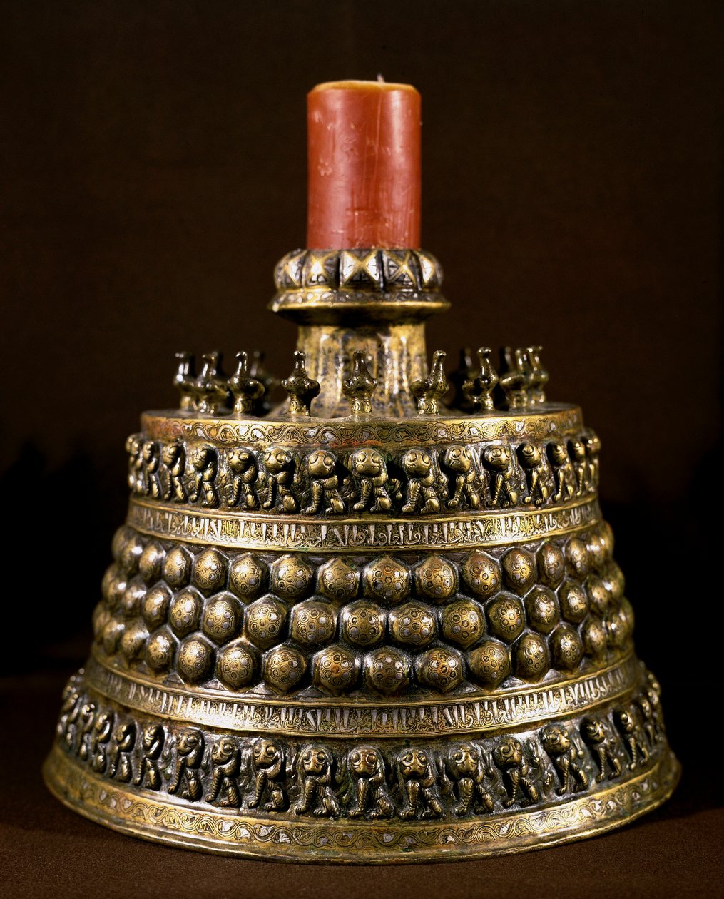 Islamic Art: bronze candlestick with silver inlay. Persian art of the 12th century. Cairo, Museum of Islamic Art بواسطة المدرسة الفارسية